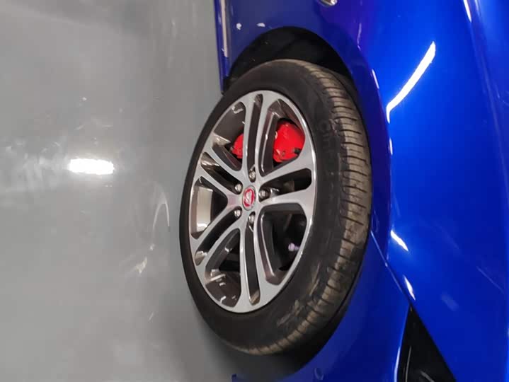 Фото 6 - Jaguar XE L