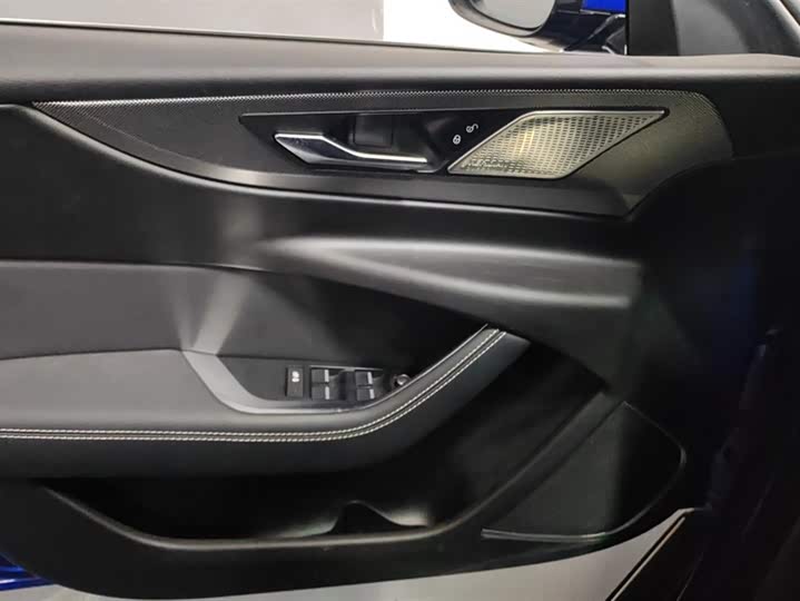 Фото 7 - Jaguar XE L