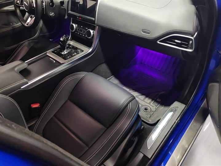 Фото 8 - Jaguar XE L