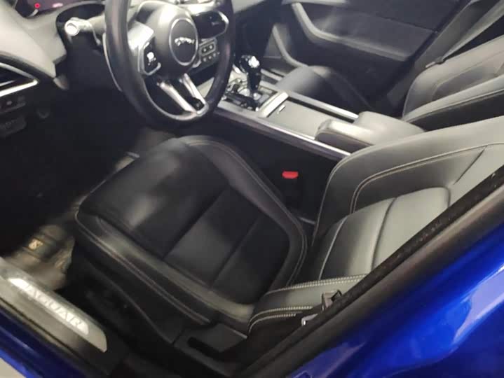 Фото 9 - Jaguar XE L