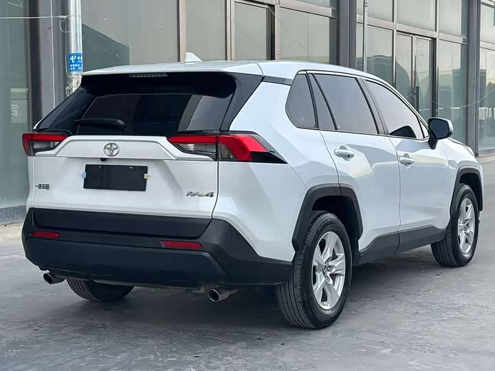 Фото 4 - Toyota RAV4