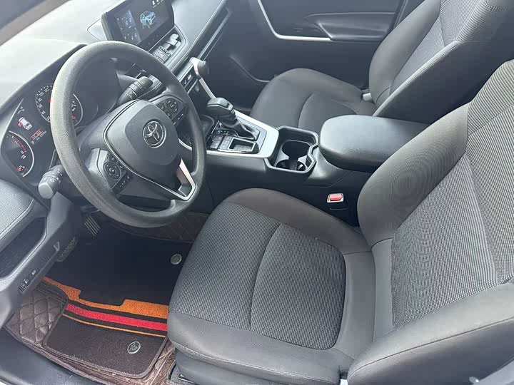 Фото 7 - Toyota RAV4