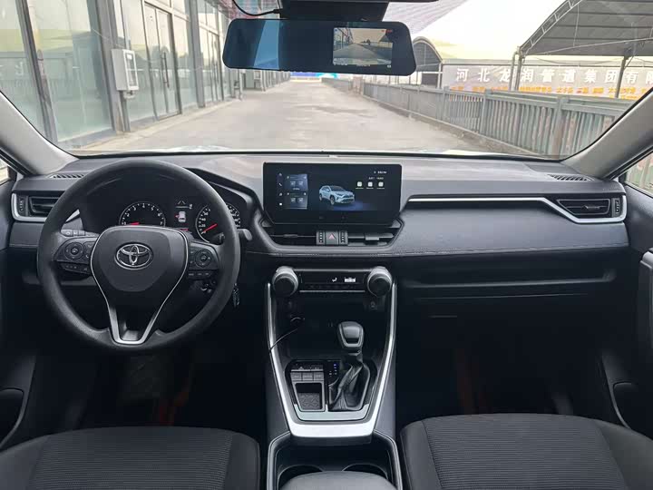 Фото 8 - Toyota RAV4