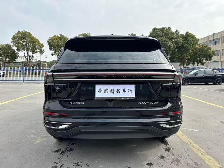 Фото 9 - Lincoln Nautilus