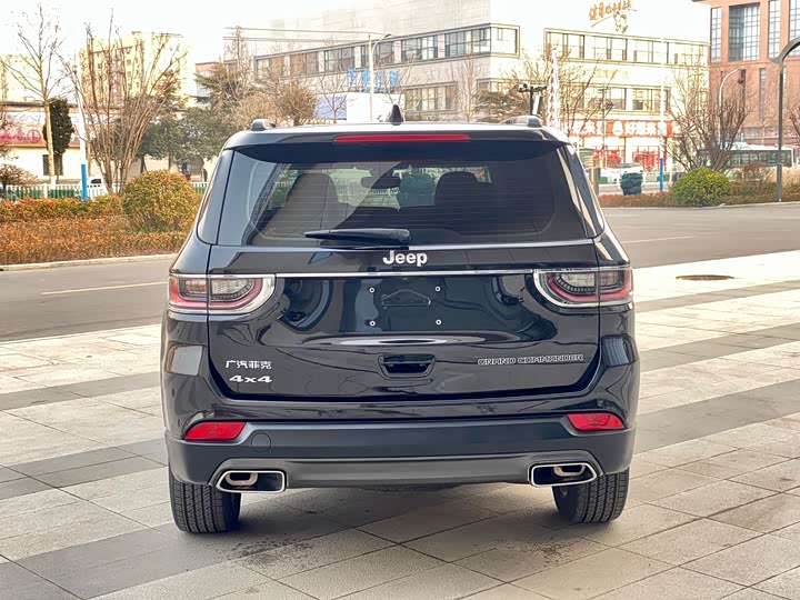 Фото 8 - Jeep Grand Commander