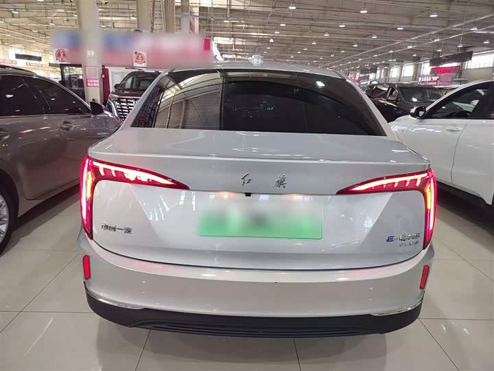 Фото 6 - Hongqi E-QM5