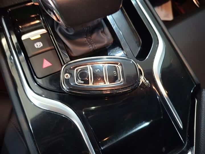 Фото 9 - Hongqi E-QM5