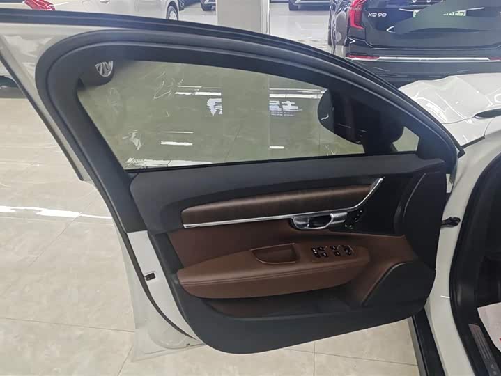 Фото 7 - Volvo V90