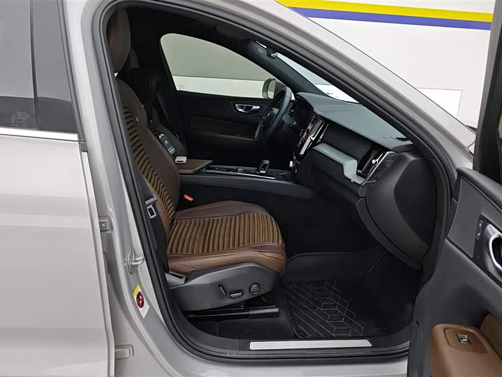 Фото 8 - Volvo XC60