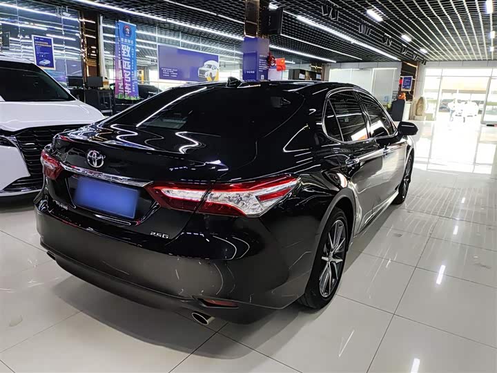 Фото 7 - Toyota Camry