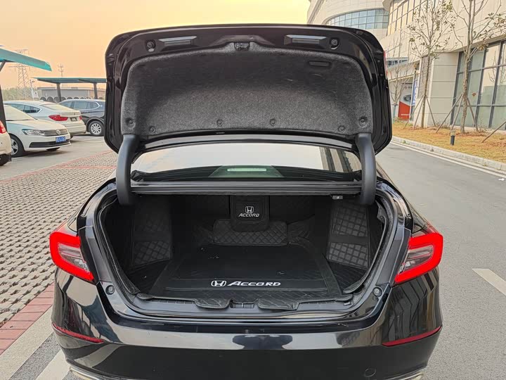 Фото 4 - Honda Accord