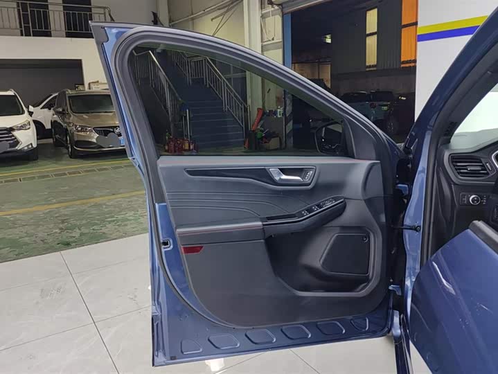 Фото 7 - Ford Escape