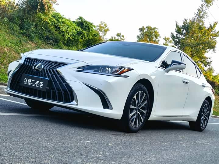 Фото 1 - Lexus ES