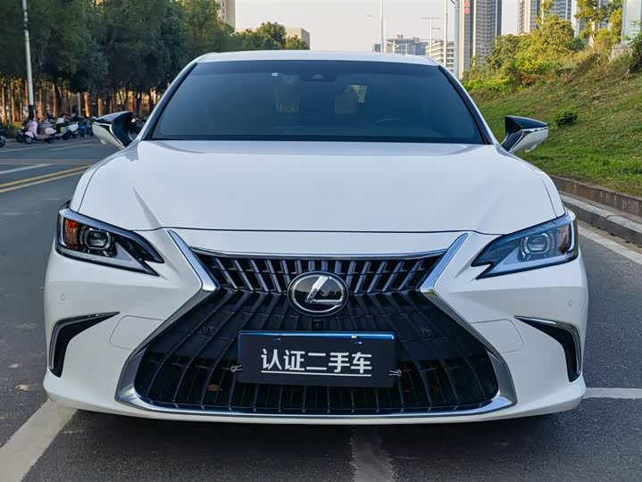 Фото 2 - Lexus ES