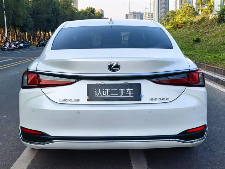 Фото 6 - Lexus ES