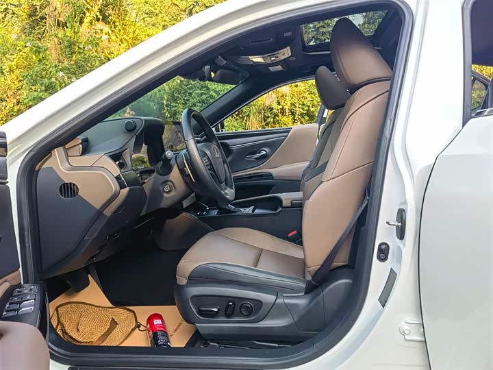 Фото 9 - Lexus ES