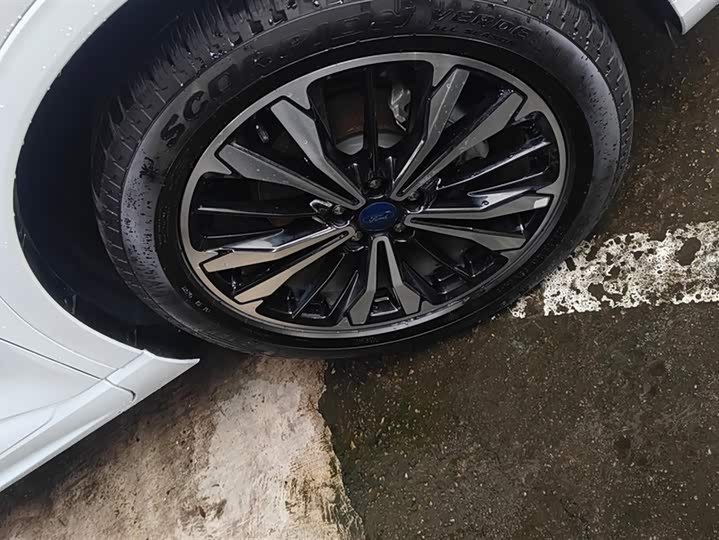 Фото 6 - Ford Escape