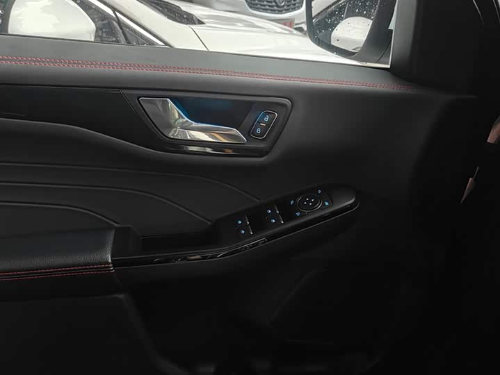 Фото 7 - Ford Escape