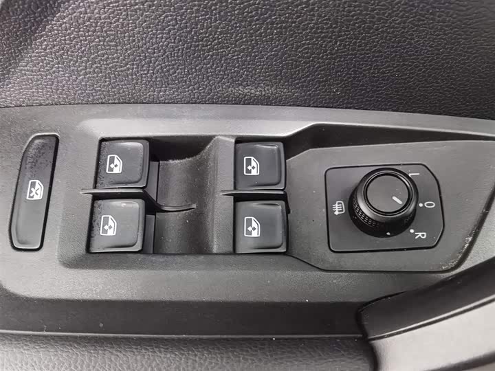 Фото 9 - Volkswagen Tharu