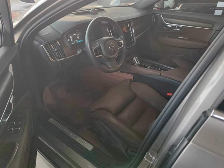 Фото 9 - Volvo S90