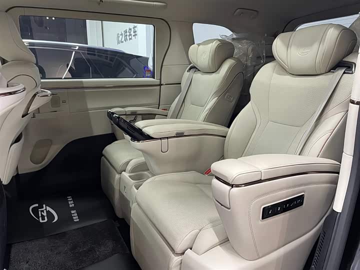 Фото 9 - Lexus LM