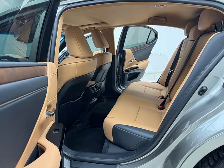 Фото 5 - Lexus ES