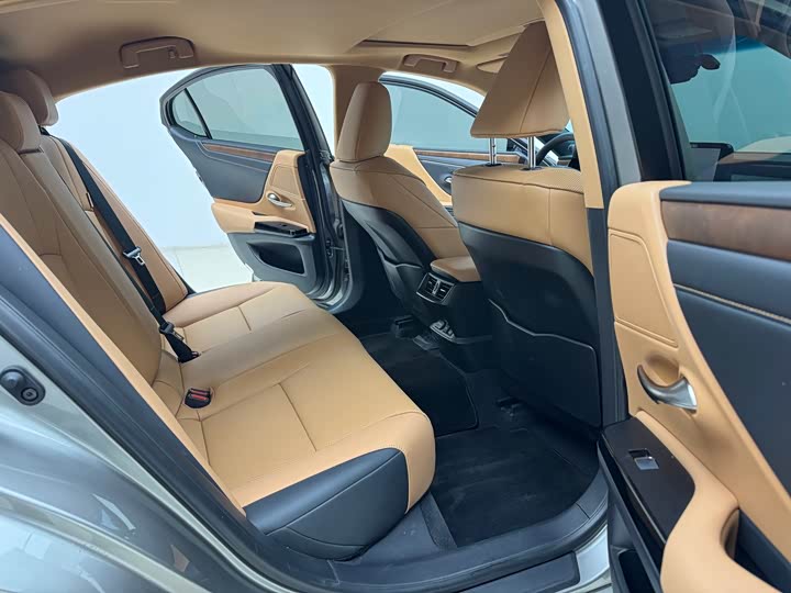 Фото 7 - Lexus ES