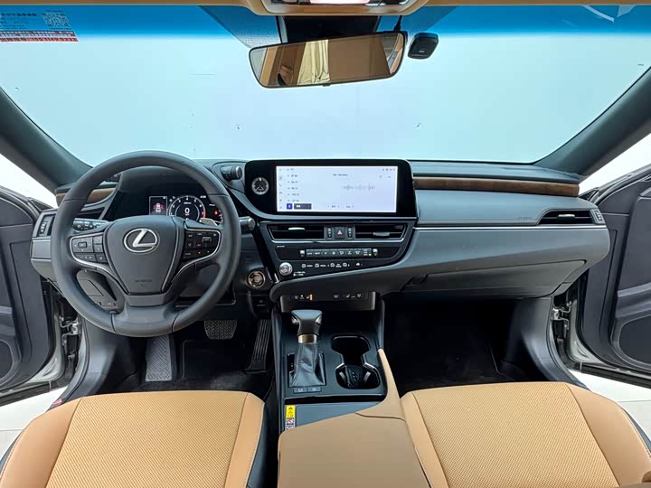 Фото 8 - Lexus ES