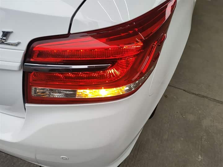 Фото 8 - Toyota Yaris L