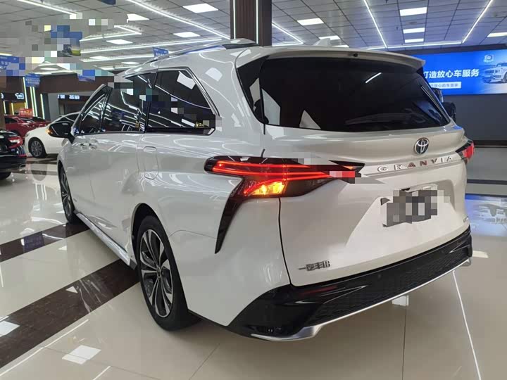 Фото 5 - Toyota Granvia