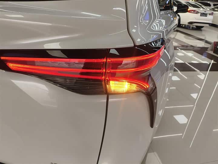 Фото 8 - Toyota Granvia