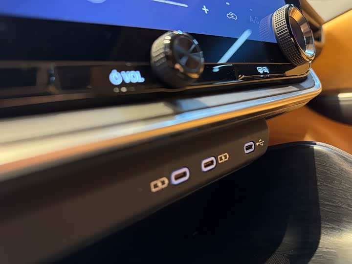 Фото 9 - Lexus RZ