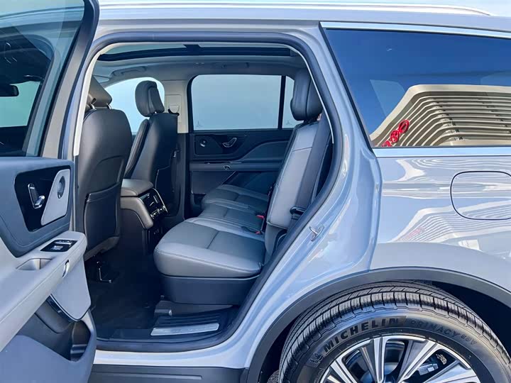 Фото 7 - Lincoln Aviator