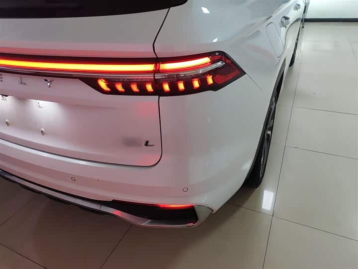 Фото 8 - Geely Monjaro