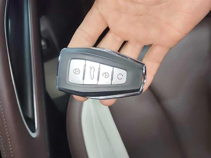 Фото 9 - Geely Monjaro