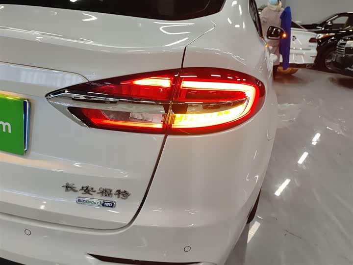 Фото 8 - Ford Mondeo