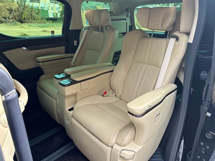 Фото 9 - Toyota Vellfire