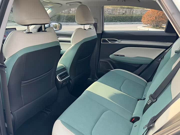 Фото 9 - Geely Emgrand L Hi·P Hybrid