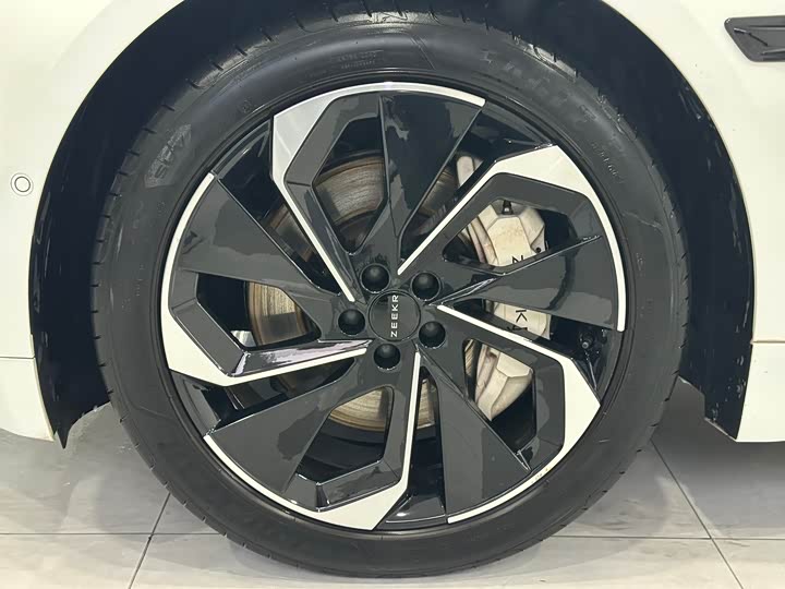 Фото 8 - Zeekr 001