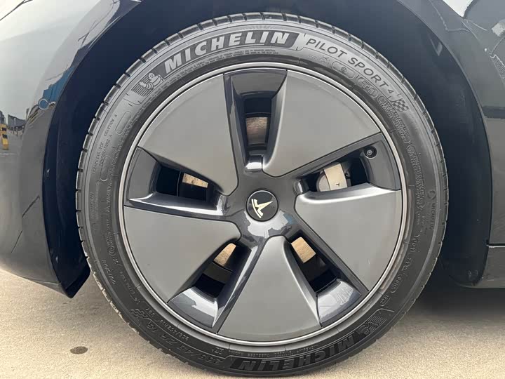 Фото 4 - Tesla Model 3