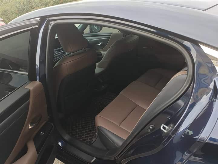 Фото 7 - Lexus ES