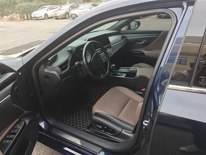 Фото 8 - Lexus ES