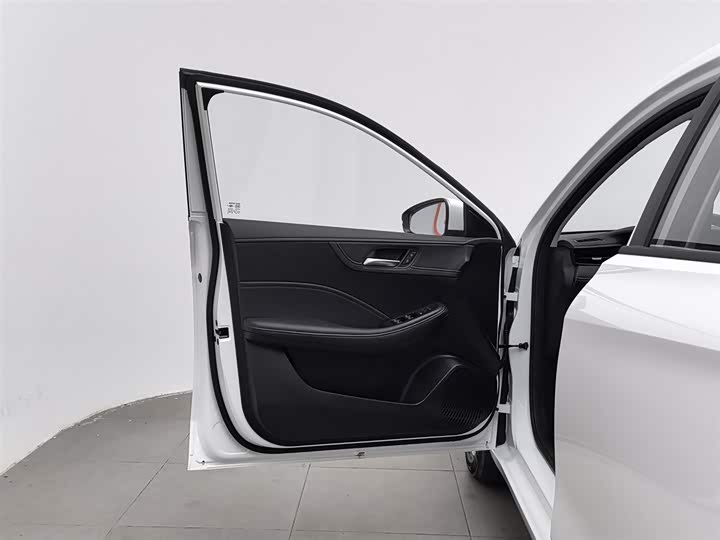 Фото 8 - Roewe i5