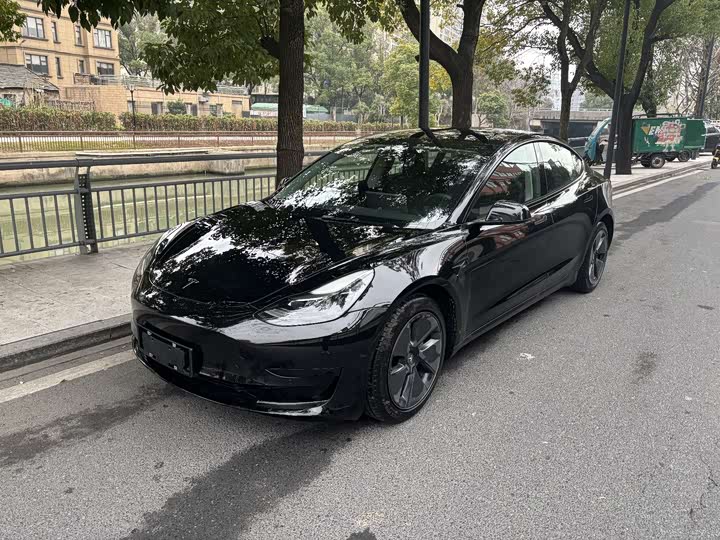 Фото 1 - Tesla Model 3