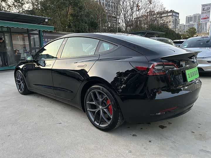 Фото 9 - Tesla Model 3