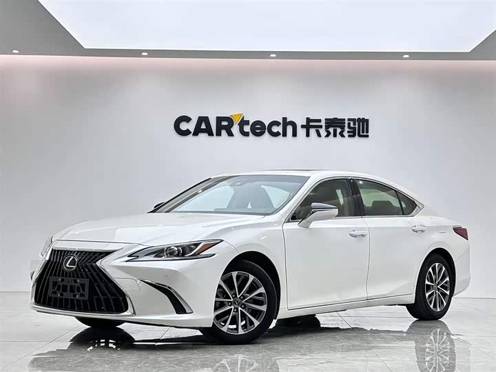 Фото 1 - Lexus ES