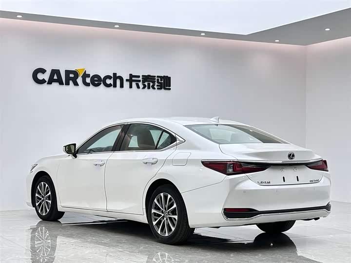 Фото 3 - Lexus ES