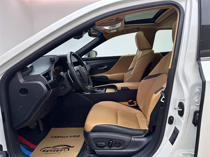 Фото 8 - Lexus ES