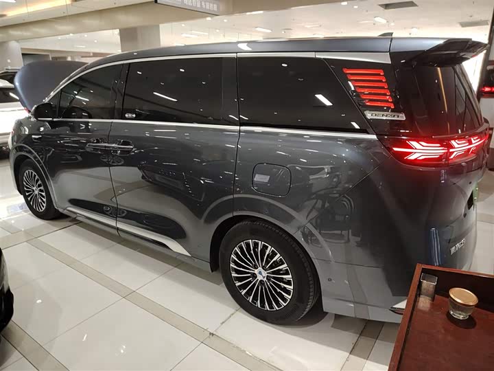 Фото 5 - Denza D9