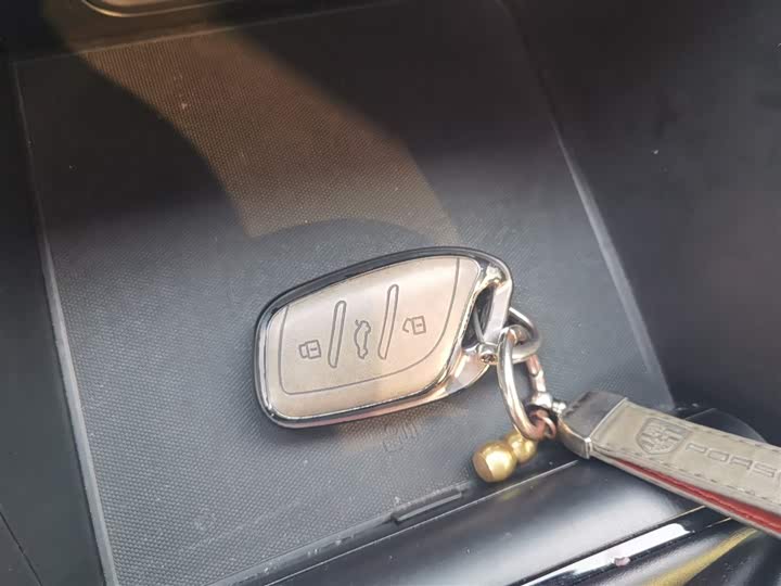 Фото 9 - Roewe i5